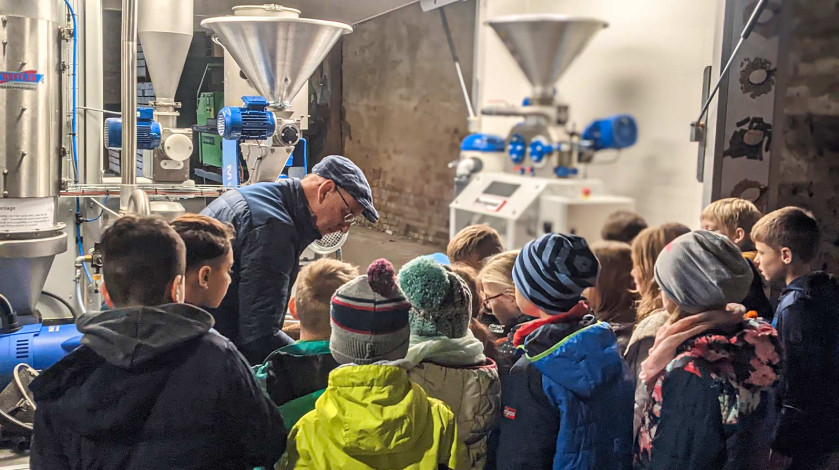 TREFFLER shows pupils how wholemeal flour is made