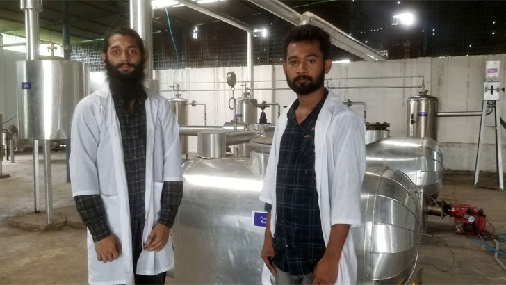 Two DU students are producing fuel oil from household waste