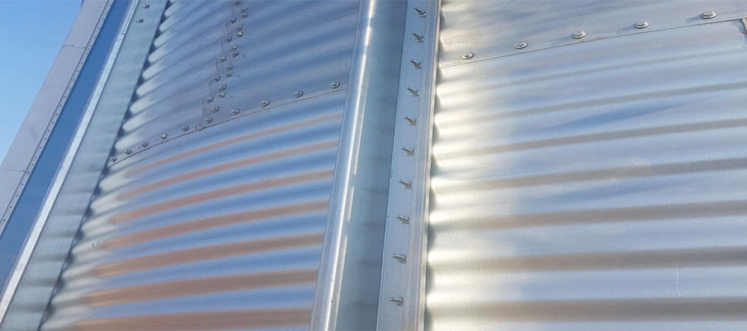 Differences and benefits of a galvanized steel silo and a carbon steel silo with food paint